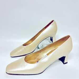 Stuart Weitzman Round Toe Leather High Heel Pumps ivory Color  Size 7.5 AA